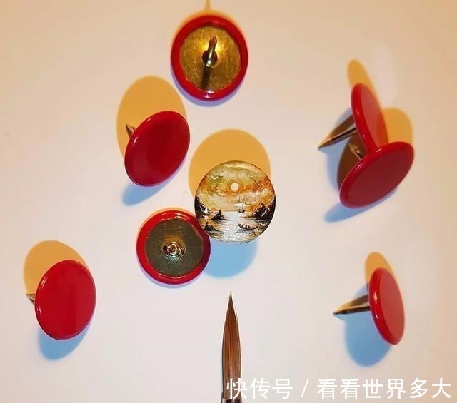 砂糖粒@惊爆眼球!60岁帅大爷在头发丝上画画,米粒、瓜子都给他当画布!