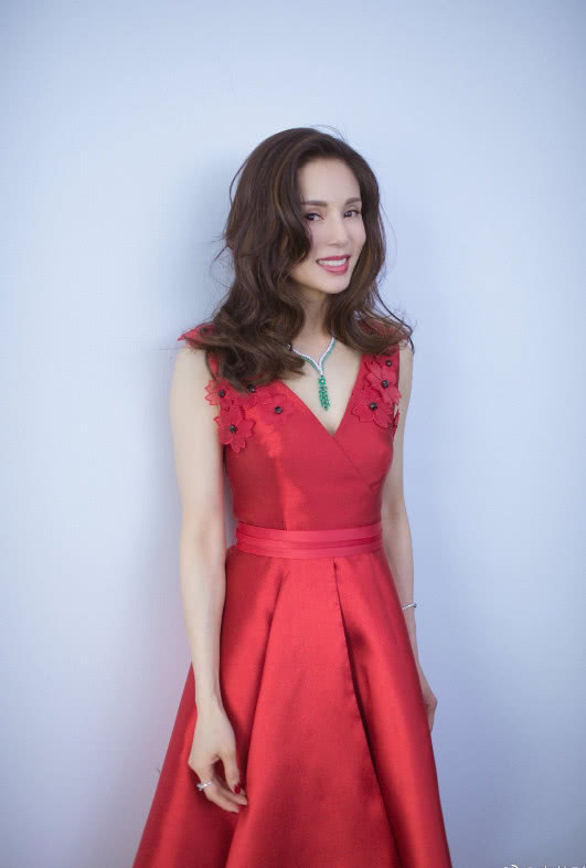 李若|李若彤近照曝光,颜值开挂美的很过分,一个背影迷倒万千网友