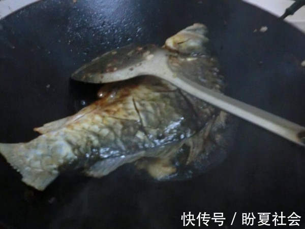 鲫鱼|鲫鱼炖豆腐的最简单做法，汤汁浓郁奶白，鱼肉鲜嫩不粘锅，吃不够