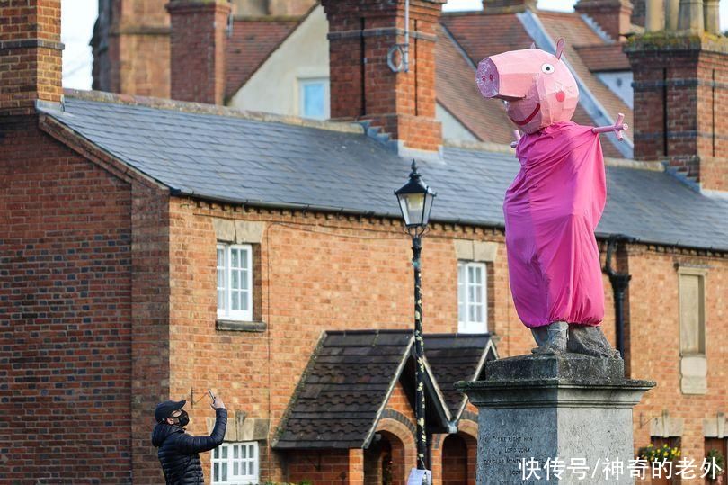 仙女|好欢乐：英国勋爵雕像被“仙女”恶搞变成小猪佩奇，一扫疫情阴霾