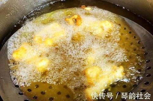 炸鱼时，有人用淀粉，有人用面粉，大厨都错了这才是正确做法