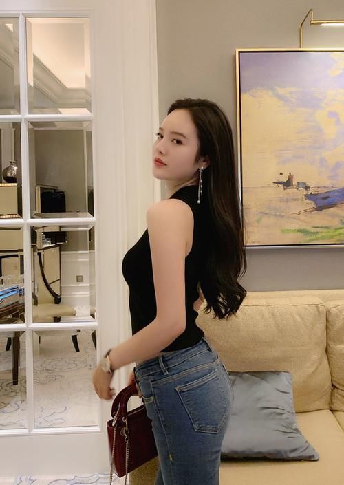 妹子身材确实笨重了点,但衣品不错,适合穿牛仔短裤