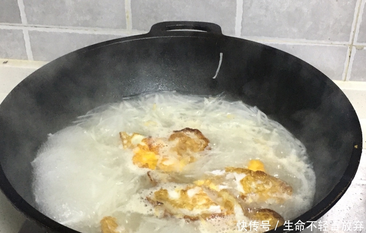 春天，鸡蛋和它是绝配，简单煮一煮，营养互补，大人小孩都爱喝