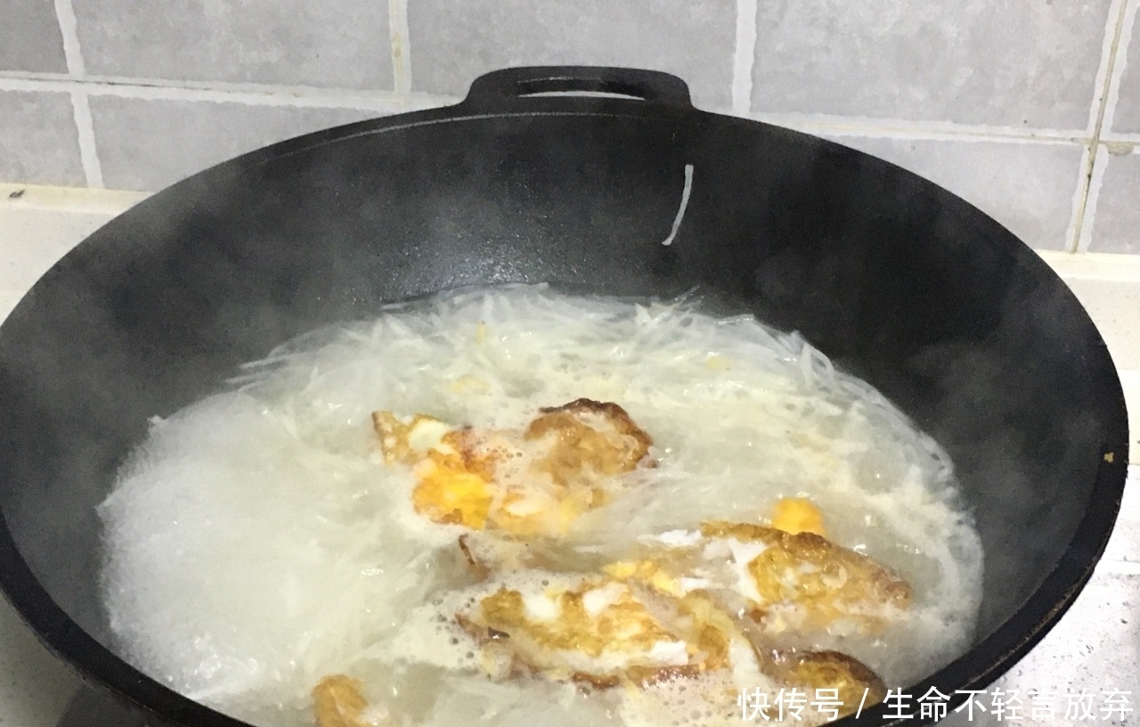 春天,鸡蛋和它是绝配,简单煮一煮,营养互补,大人小孩都爱喝