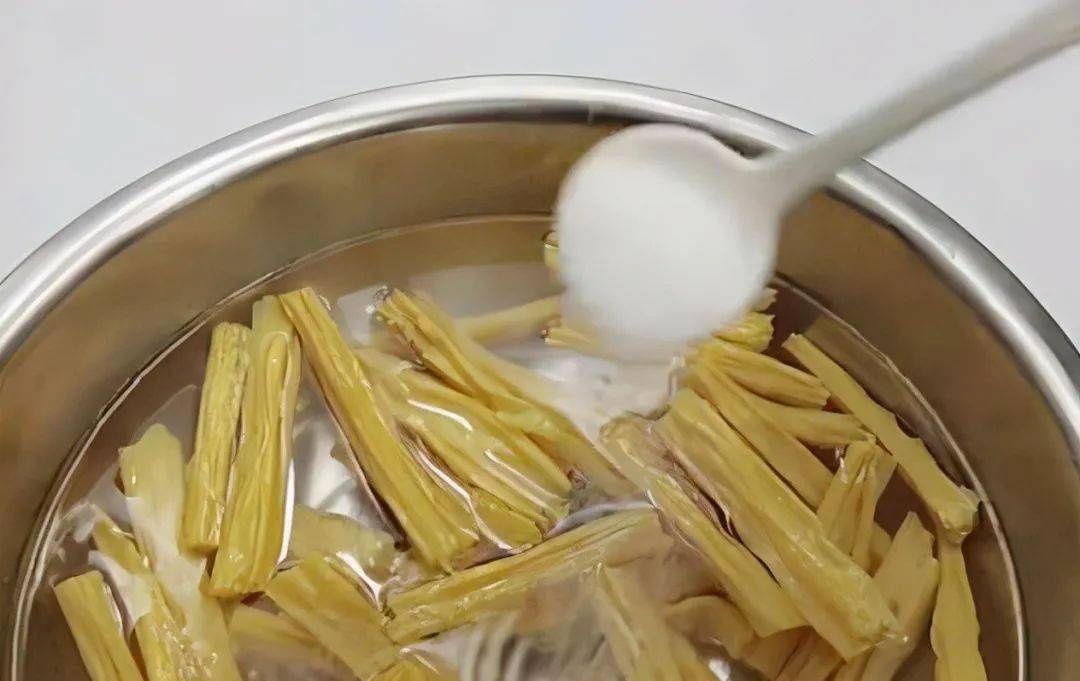 泡腐竹时，千万别用冷水泡！大厨教你一招，20分钟泡发，没硬芯