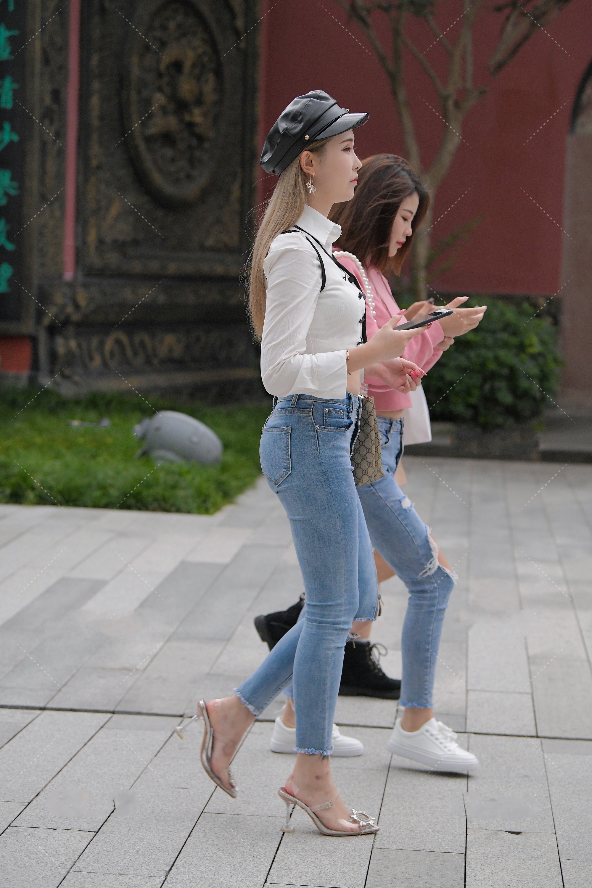 衬衫|白色衬衫叠穿黑白拼接马甲, 再配上一条经典裤子, 好看又时尚