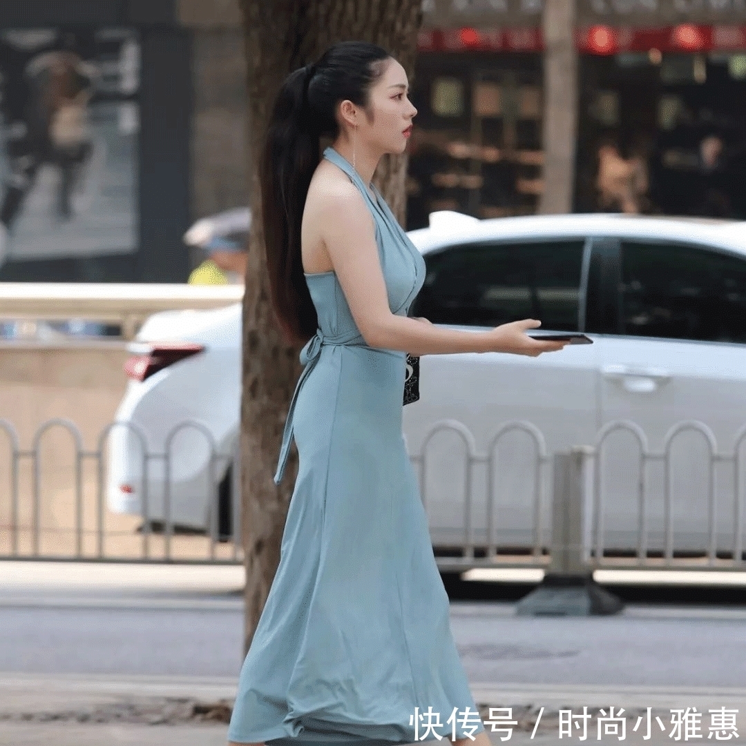 美女|清凉时尚的挂脖连衣裙，今夏时尚穿搭的首选！