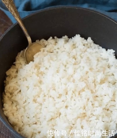 煮米饭时,有人放醋有人放盐都错了,学会一招米饭香软,粒粒分明