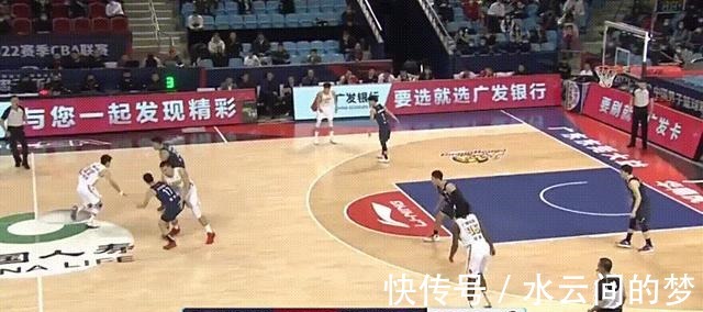 广厦队|CBA怎么了曾繁日垫脚,赵岩昊被打掉2颗牙,韩德君罕见发怒