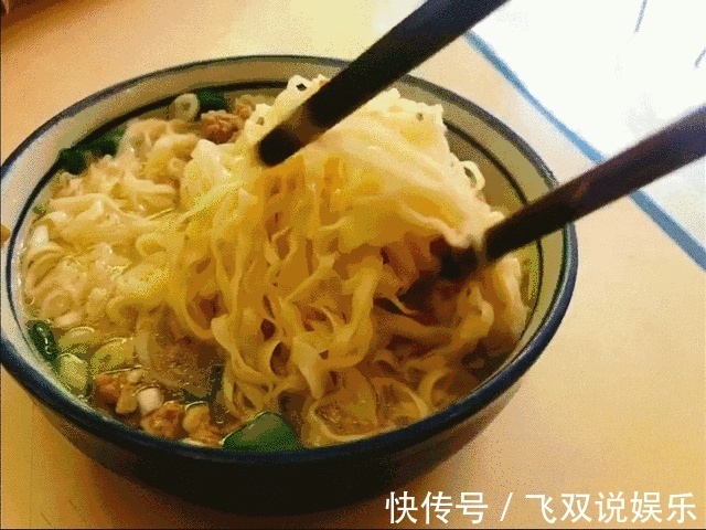 面条要那样做，怎样吃都不腻，做法介绍详细，一次一大碗不够吃