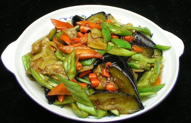 美食优选:红油金针菇,芹菜炒虾仁,双椒烧茄子,香煎豆腐的做法