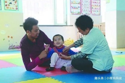 活动范围|妈妈买菜回家,发现女儿满身“血迹”倒地不动,随后拿起了拖鞋