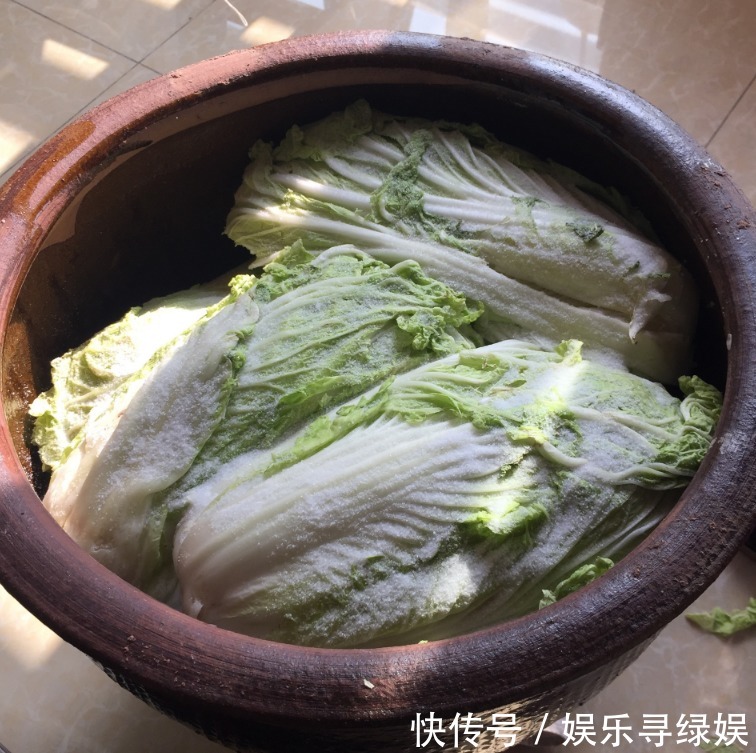 腌酸菜，东北大娘教你3个技巧，保证酸香脆爽，久放不霉，超好吃