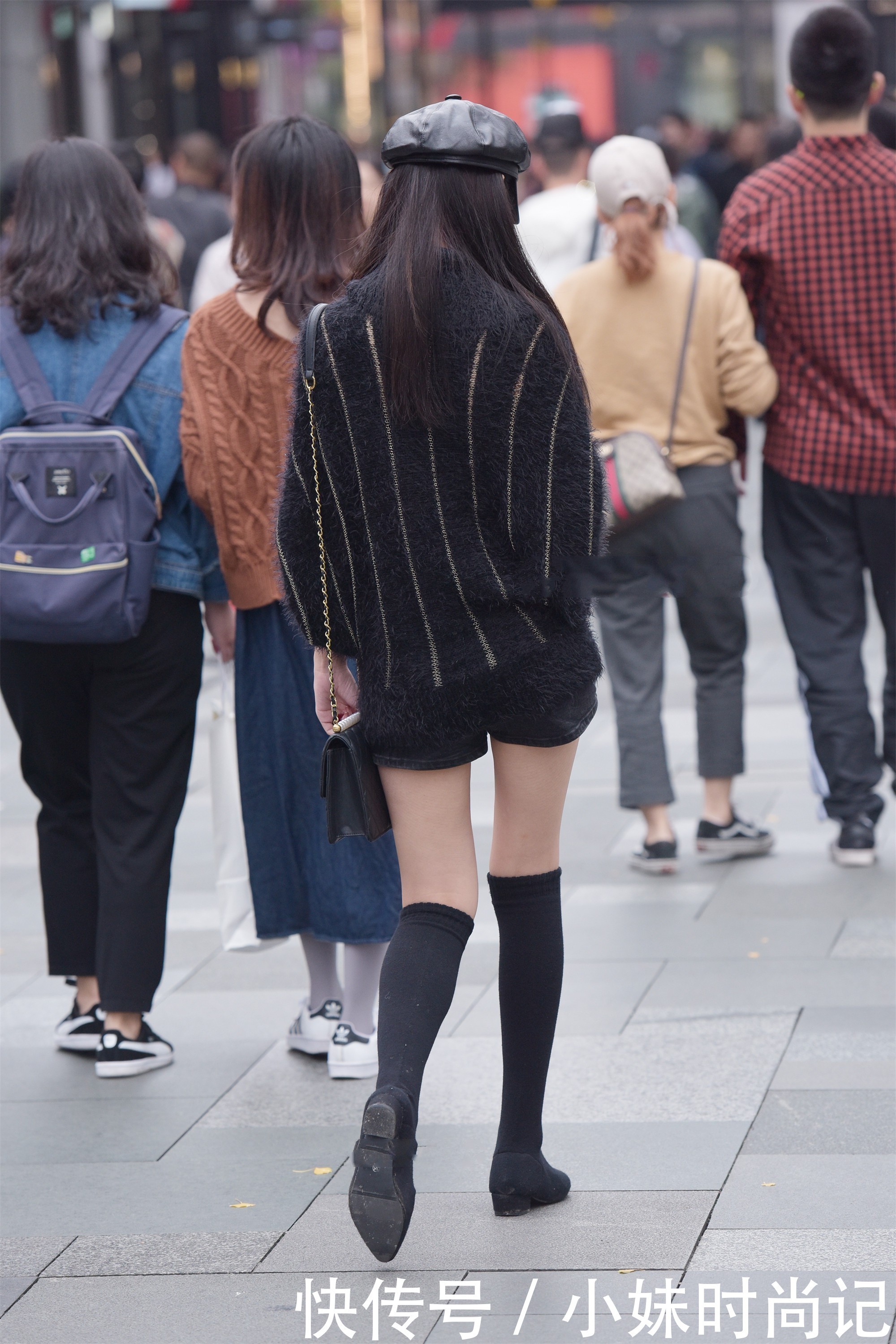 同色|街拍:长款毛衣搭配袜靴, 同色搭配更显高级气质