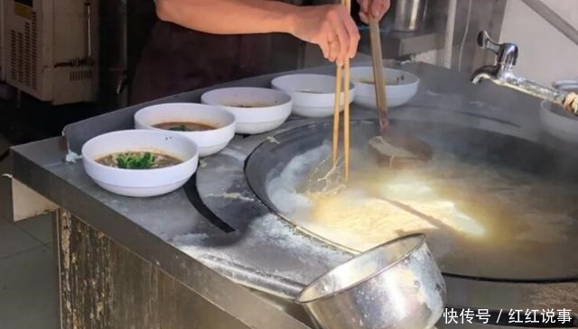 镇江这家200多年的锅盖面,一碗全家福32元,浇头铺一层