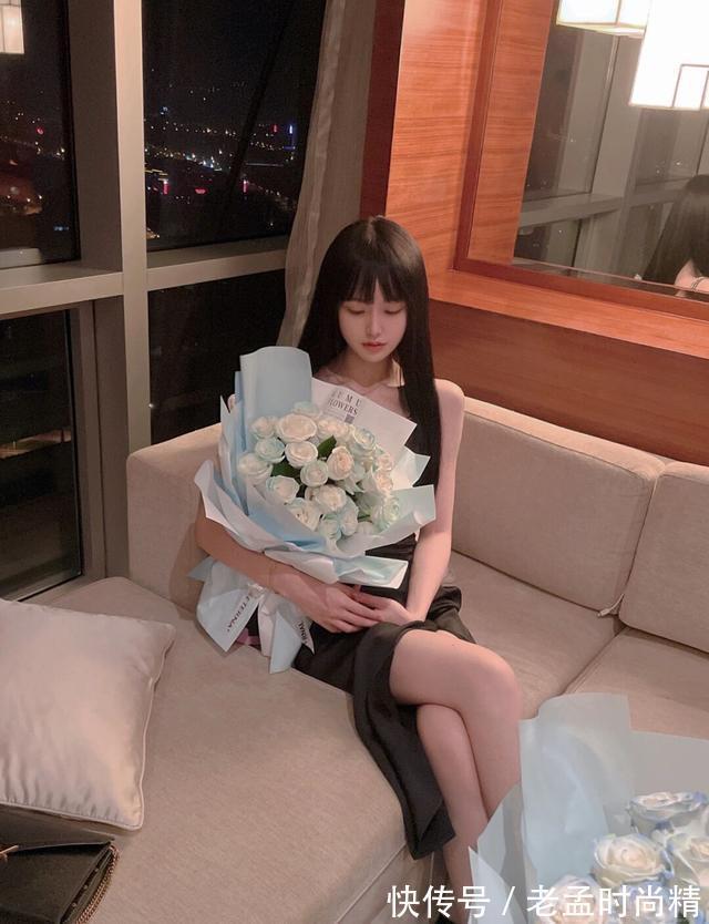 嘴唇|大眼睛厚嘴唇长相干净的美女,格外漂亮,简单穿搭就很吸引人