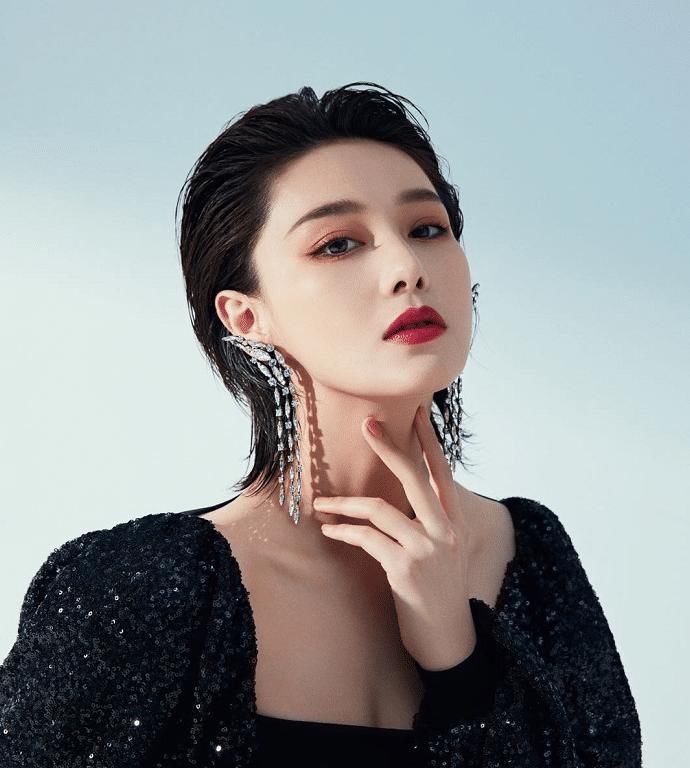 张馨予|踩阚清子裙子、无视黄晓明,段奕宏金鸡盛典过于尴尬?