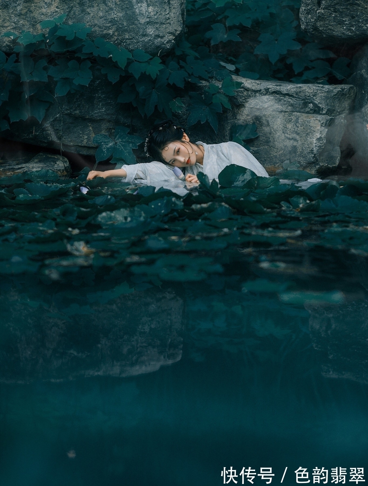 绛袍春浅护云暖&秋江渺渺芙蓉芳,秋江女儿将断肠,绛袍春浅护云暖,翠袖日暮迎风凉