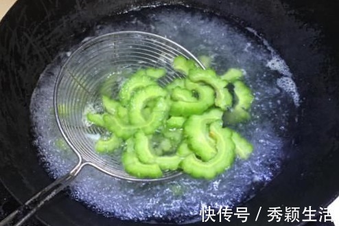 朋友们|苦瓜跟它是绝配，清热去火又降脂，5分钟简单炒一炒，天天吃不腻