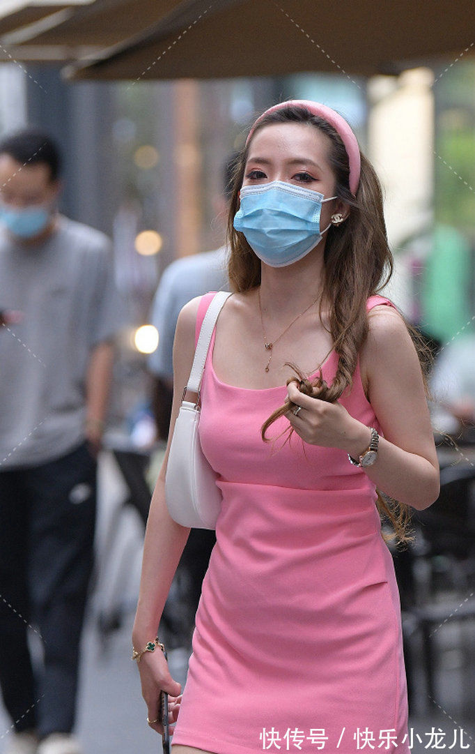 穿搭|小姐姐穿搭简约大方又舒适，微微露出自己小蛮腰，性感抢镜杠杠的