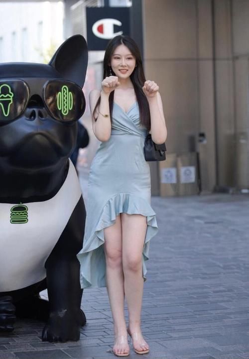 身段 美女脚上搭配一双气质的尖头高跟鞋，让她散发出迷人的气息