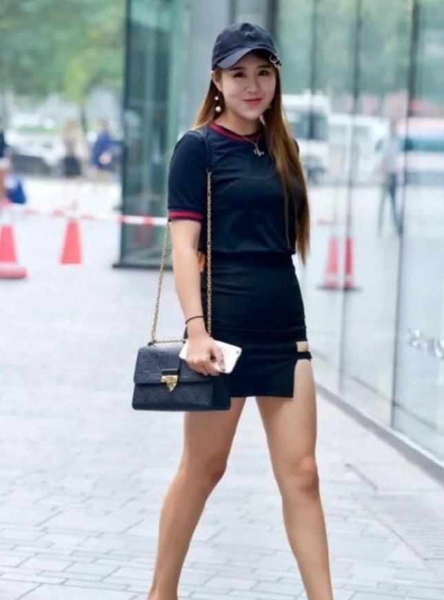 波点|街拍小姐姐黑色短款瘦身连衣裙,搭配波点蝴蝶结凉拖,非常清凉