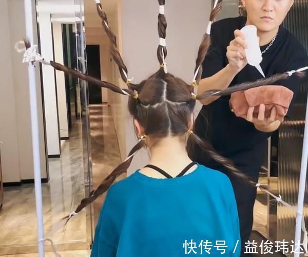 卷发 女孩用独特方式换了款卷发,看到发型成型的瞬间,女生:原谅我嫉妒了