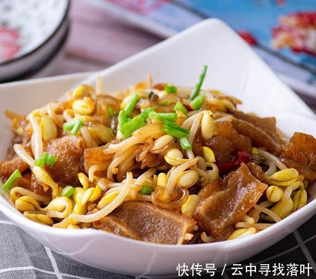 黄豆芽猪皮炖粉条,猪皮软糯、豆芽清香、粉条滑爽