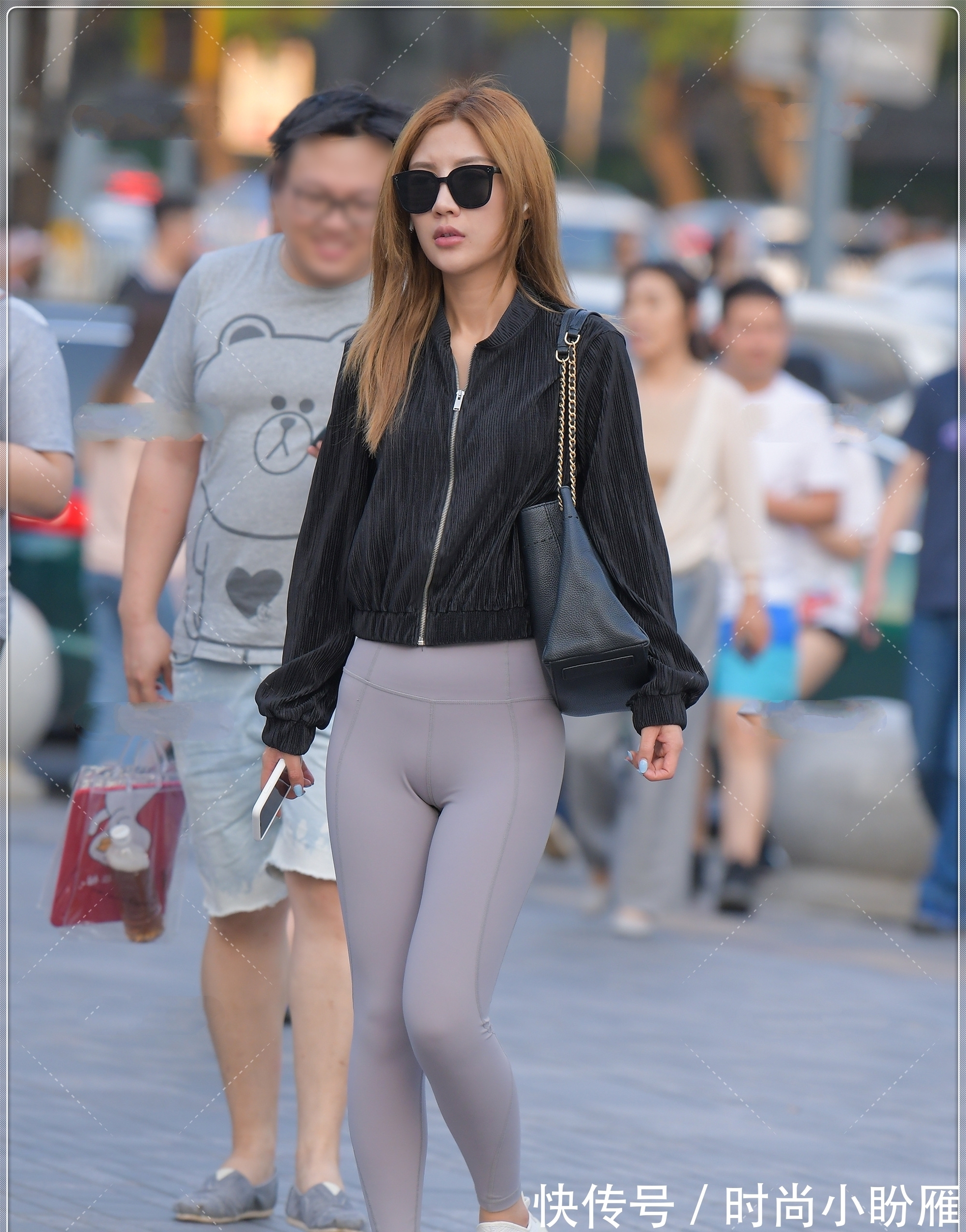 浅灰色 黑色运动衫搭配浅灰色瑜伽裤,又潮又酷,时尚度满分