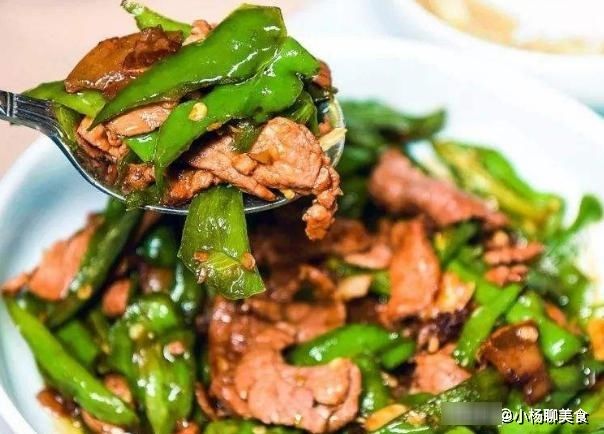 辣椒炒肉，先炒辣椒还是先炒肉？奶奶教我这样做，肉片滑嫩还入味