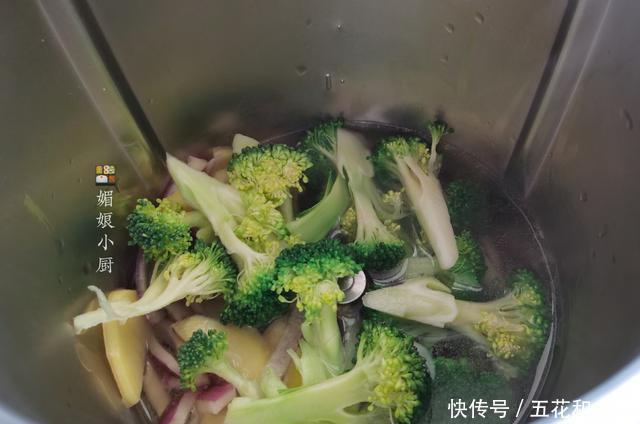 配杯|剩米饭别再炒饭了,教你做米饭鸡蛋饼,配杯蔬菜浓汤,早餐吃美了