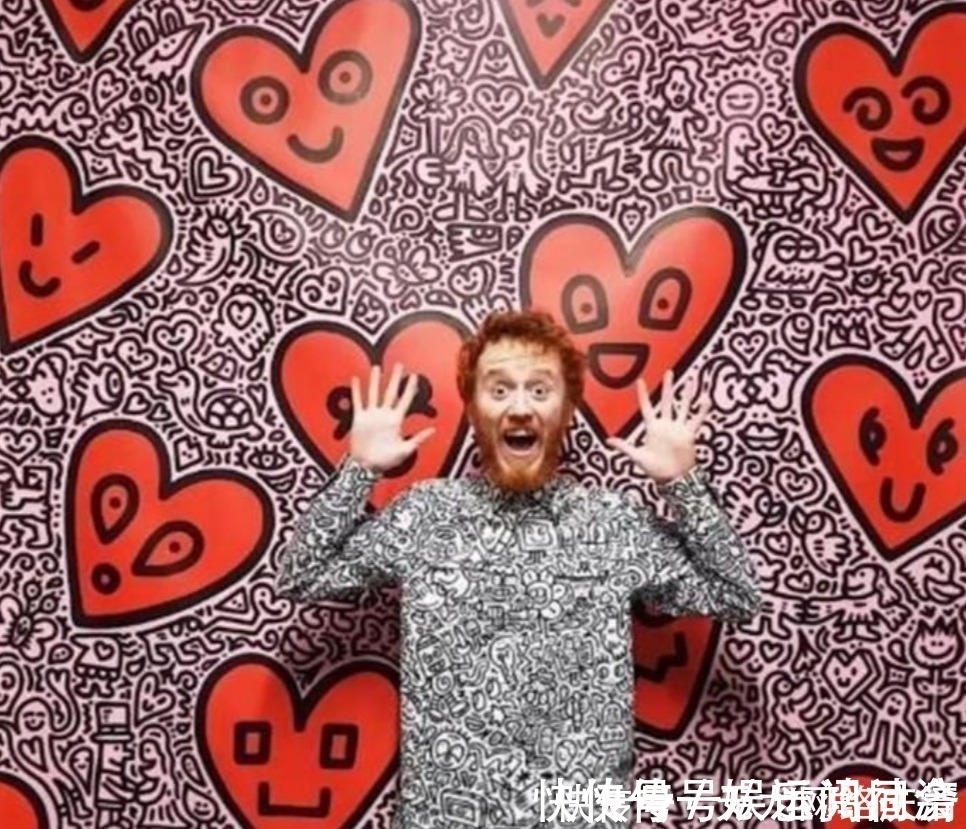 家里面@他是英国“灵魂画家”,跟画融为一体,所到之处全是画