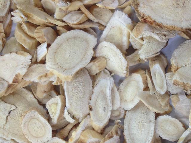 黄芪泡水|40岁的她，天天用黄芪泡水喝，半年后，身体收获四大好处