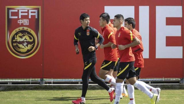 |凌晨1点!李霄鹏做出争议决定:国足集训沦为笑话,球迷吐槽声一片