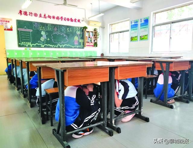 聊城这所小学师生实战演练地震逃生