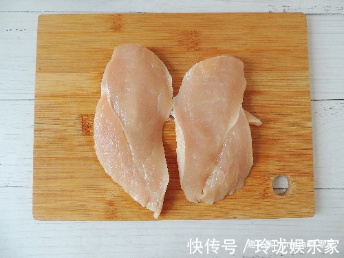 鸡胸肉蒸着吃，鲜嫩多汁超入味，开胃下饭两不误，一盘不够吃