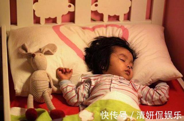 监控|5岁女儿独睡2米大床,却总说“很挤”,宝妈看完监控后忍不住大哭