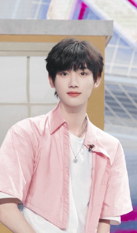 規定|丁程鑫得退出《快樂大本營》？廣電規定主持人必須持證上崗