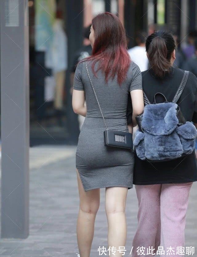 搭配|深灰色修身连衣裙搭配白色运动鞋,自信优雅,笑容迷人