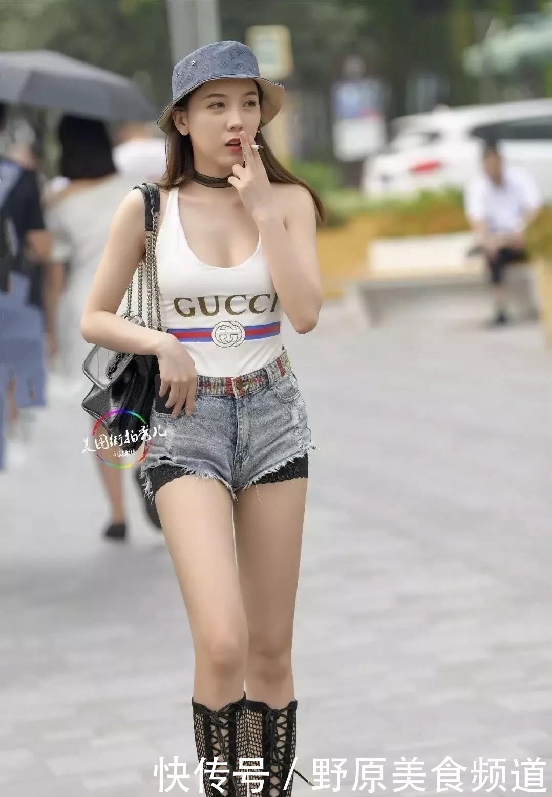 时尚街拍一袭紧身泳装穿出门的妹子,这样真的好吗