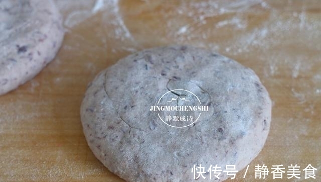 酵母|家常烙饼换个做法，松软可口，浓浓红豆香，用凉水和面也不硬