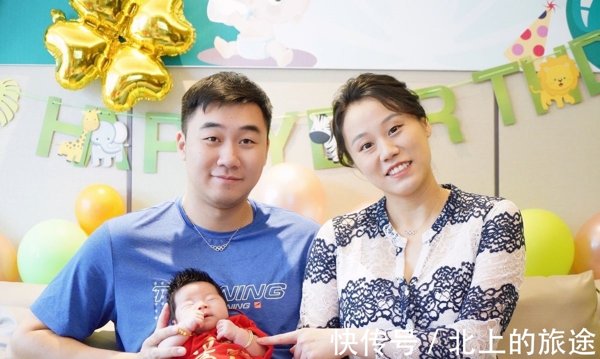 萌娃|奥运冠军赵云蕾公开晒萌娃，一家三口同框女儿紧握小粉拳，太可爱