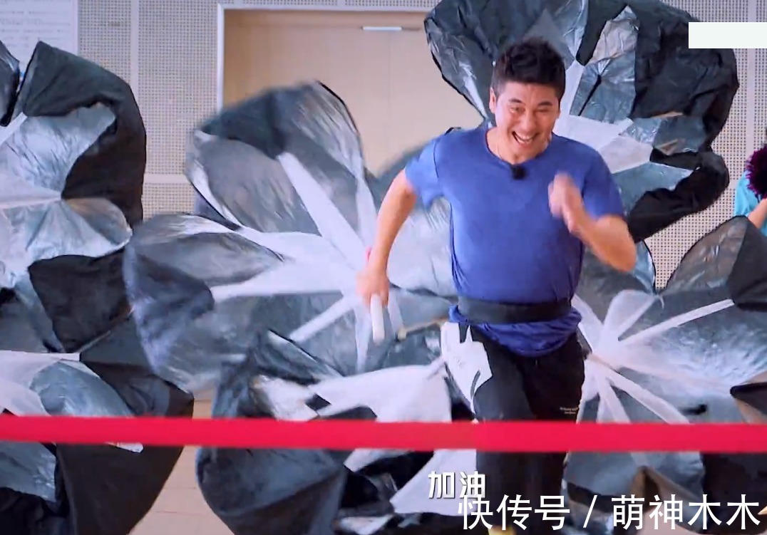 《追光吧》开播剪辑混乱，哥哥镜头分配不均，糊咖艺人没介绍