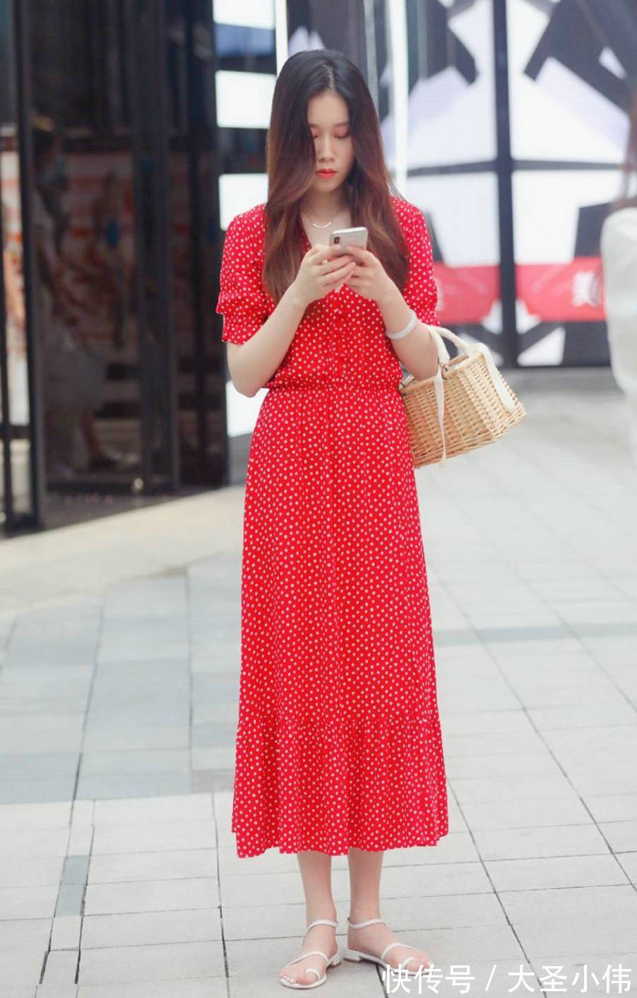 高跟凉鞋|美女街拍:淡绿色的修身连衣裙,让小姐姐看起来非常迷人,优雅又有魅力