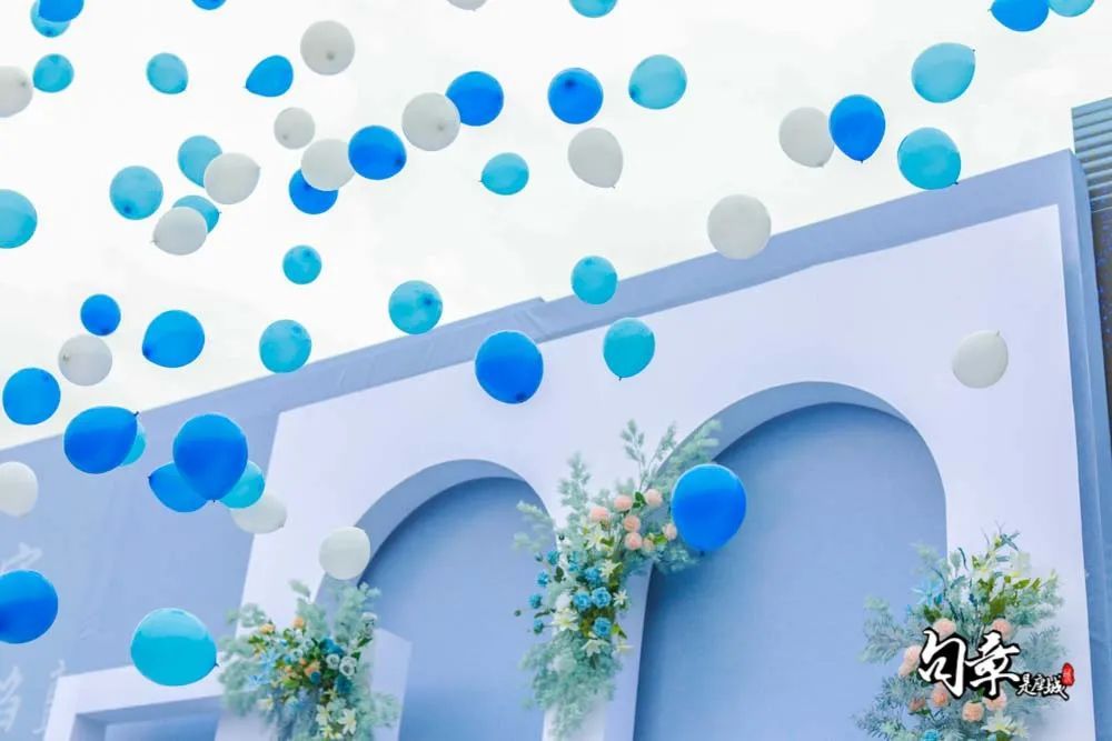 高甜撒糖！今天的文创港有最“嚣张”的婚车和最甜蜜的亲亲