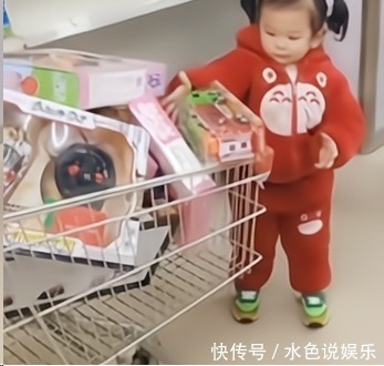二胎政策|相差20岁的兄妹逛超市,妹妹不停买,哥哥蹲地诉苦留点老婆本