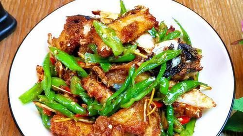  鱼头怎么做吃好吃？饭店大厨教你一个新吃法，越嚼越香，超美味