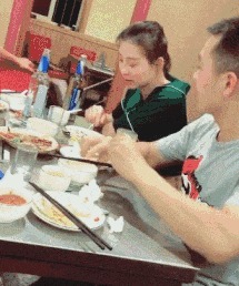 |搞笑GIF：妹子 有斑马线你们不 非要去翻护栏 这下尴尬了吧