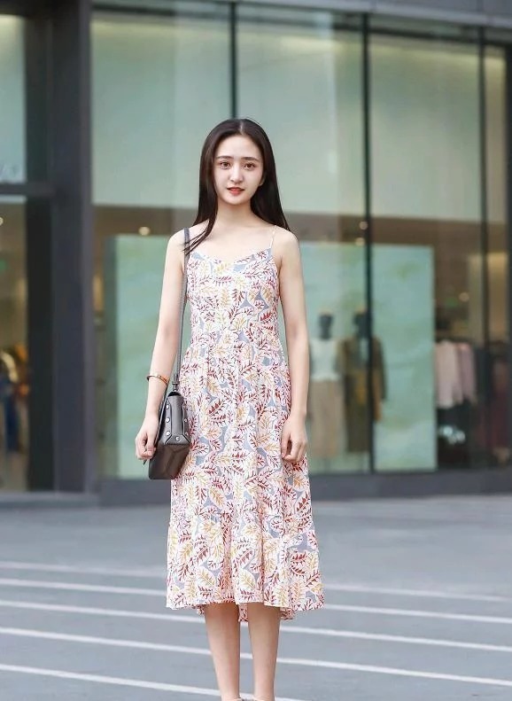 街拍:衣装时尚有个性的小姐姐,长相秀丽气质典雅,很有魅力