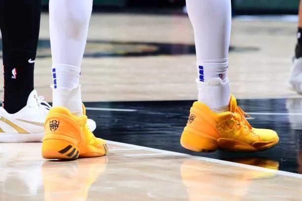 NBA球员上脚：库里8代定制版，恩比德球鞋缅怀科比